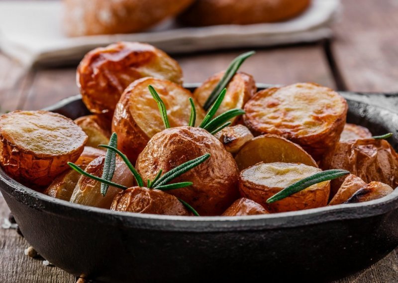 Sočni iznutra, hrskavi izvana: Evo kako napraviti najukusnije pečene krumpire ikad