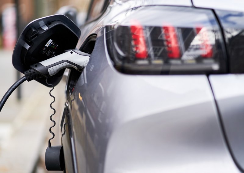 Kreće subvencioniranje električnih i hibridnih automobila