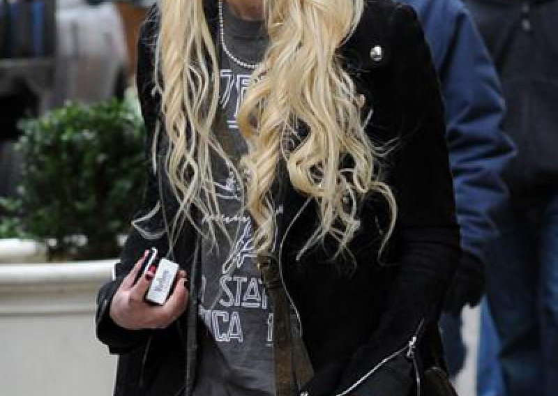 Taylor Momsen provocira na religijskoj osnovi