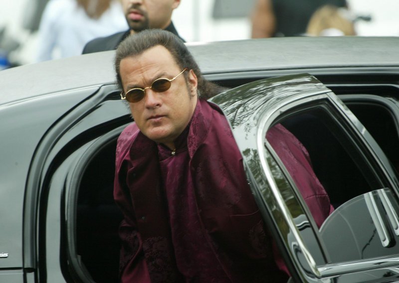 Steven Seagal usvojio psa u Rumunjskoj