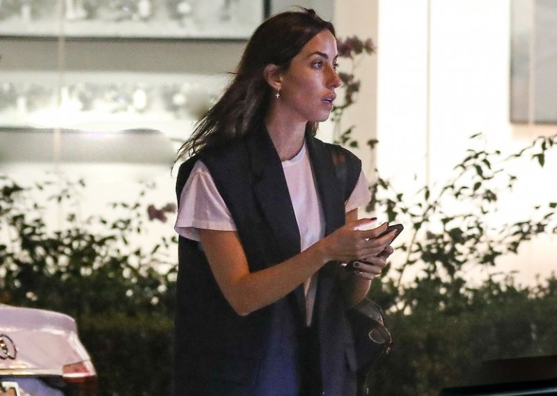Poput Angeline Jolie: Nova ljubav Brada Pitta obožava modni minimalizam