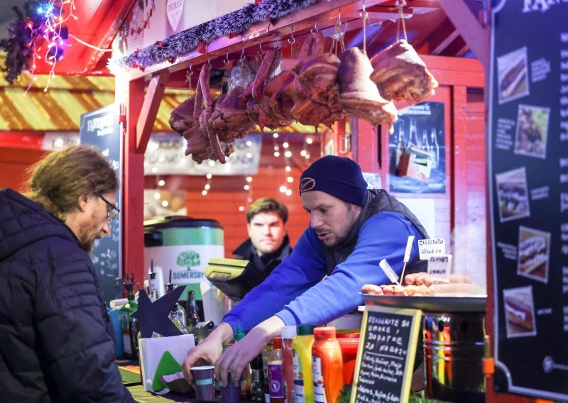 Pogledajte kako izgleda zagrebački Advent pod večernjim svjetlima