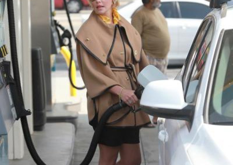 Ovako upicanjena Katherine Heigl toči benzin