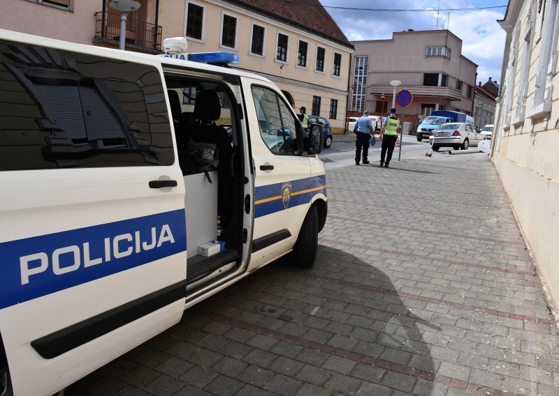 Policajac u Požegi službenim vozilom pijan udario drugi auto