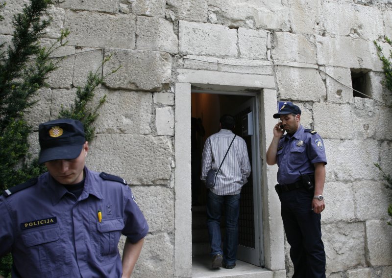 Dojava o bombi na tribini o gay paradi