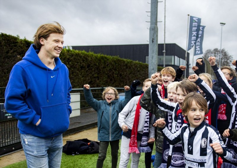 Priča o studentu prava koji u slobodno vrijeme igra nogomet i sramoti Ajax. A tek cimeri...