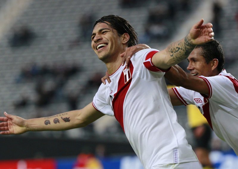 Najbolji peruanski nogometaš smiješi se s prezervativa