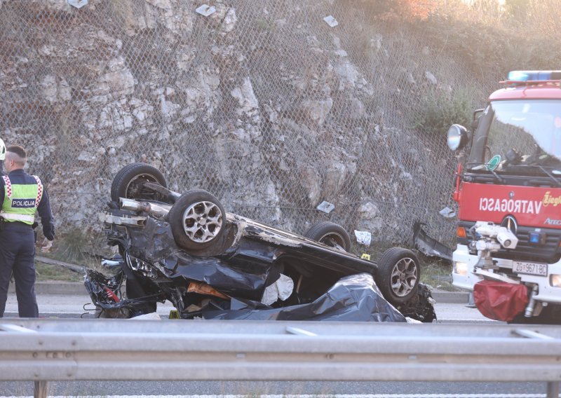 Auto se na A1 prevrnuo na krov, jedna osoba poginula, tri ozlijeđene