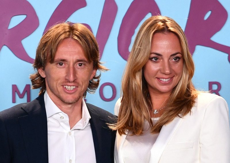 Luka Modrić pozirao ispred divnog božićnog drvca s djecom i suprugom Vanjom