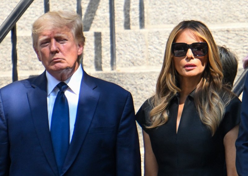 Svi se pitaju zašto Melania Trump nije bila na obiteljskoj božićnoj čestitki