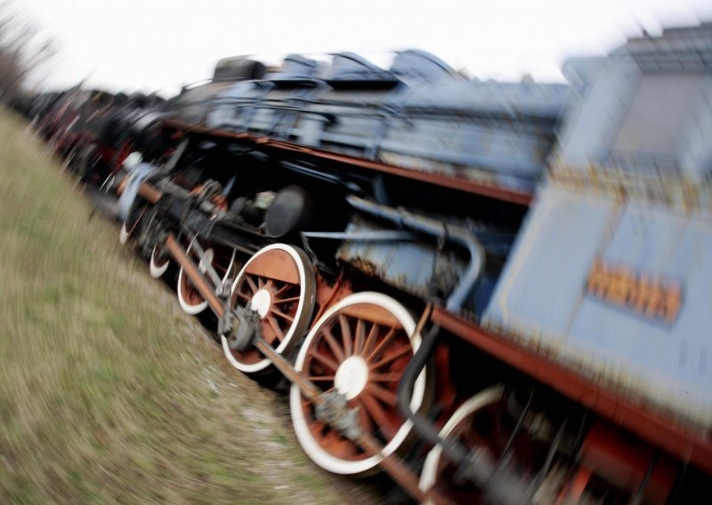 Brođani 1200 sati 'oživljavali' staru parnu lokomotivu