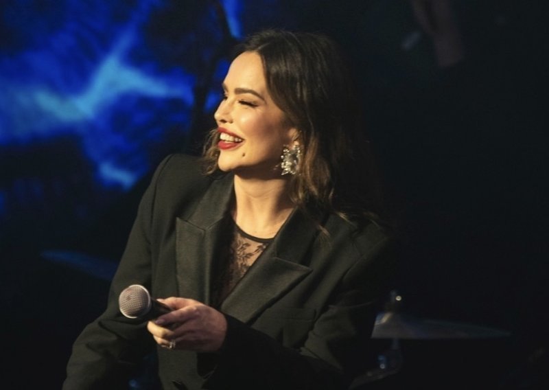 Severina u kombinaciji stvorenoj za privlačenje pogleda