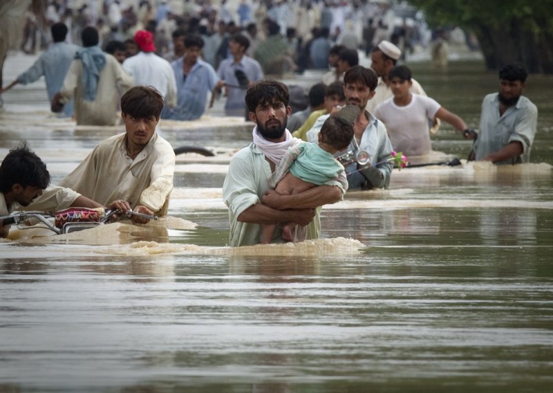 Poplavama u Pakistanu pogođeno tri milijuna ljudi