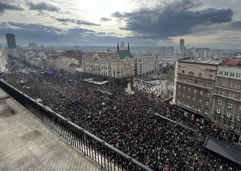 Tisuće ljudi u Beogradu u dosad najmasovnijem prosvjedu traži poništenje izbora