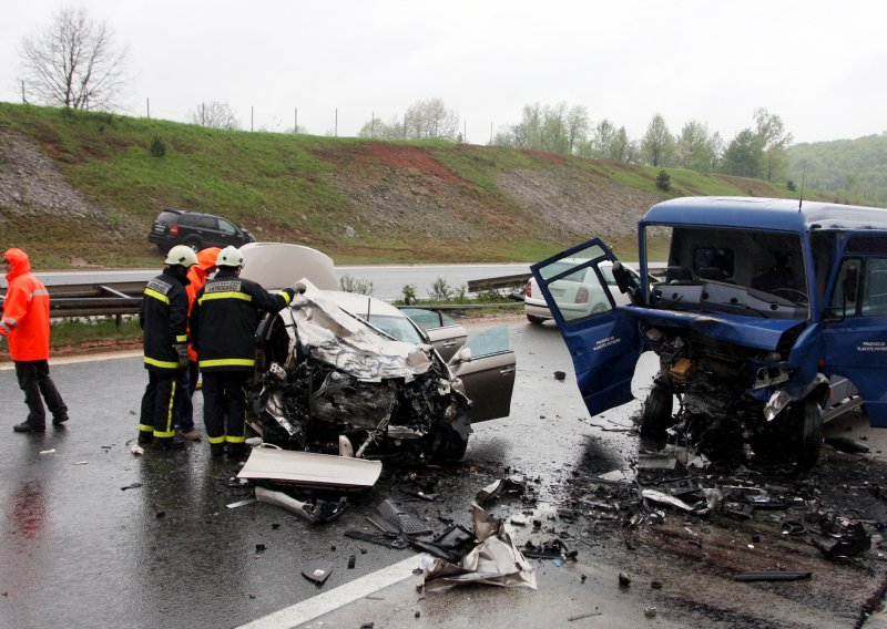 Troje ozlijeđenih u teškom sudaru na autocesti Zagreb - Rijeka