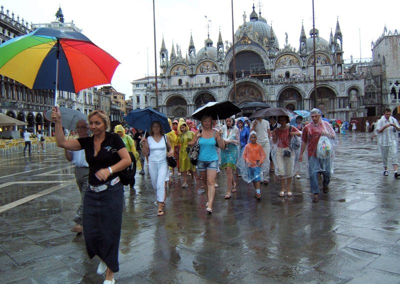 Venecija zabranjuje veće turističke grupe i njihove zvučnike