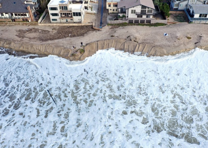 Evakuacije i poplave u Kaliforniji zbog ogromnih valova