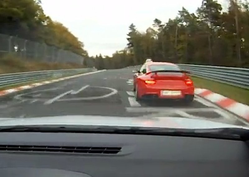 Ovako Megane RS prestiže 911 GT2 RS na Nurburgringu