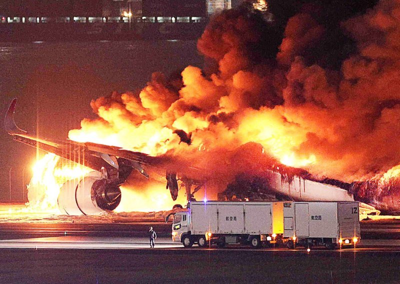Petero poginulih u sudaru dva aviona u tokijskoj zračnoj luci