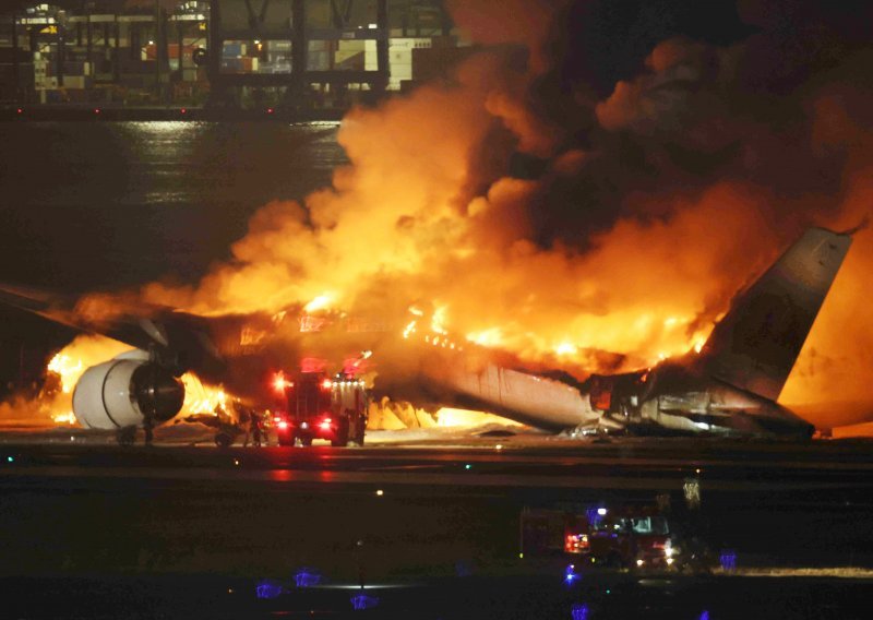 Stigle zastrašujuće fotografije iz Tokija, veliki avion potpuno je izgorio u par minuta
