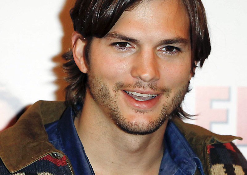 Ashton Kutcher u Berlinu tulumario s tri komada