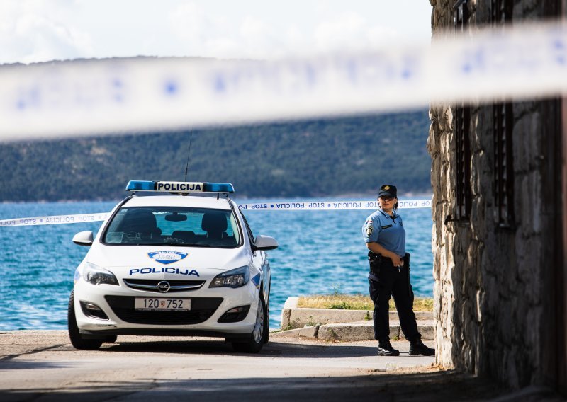 Pokušaj ubojstva u Kaštelima: Djevojka ubola majku nožem