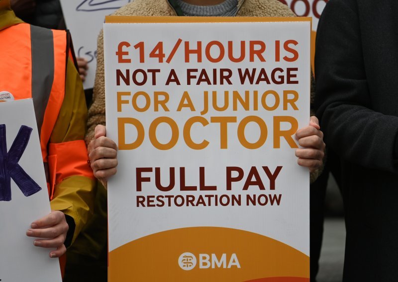 Mladi liječnici u Engleskoj počeli štrajkati, traže veće plaće