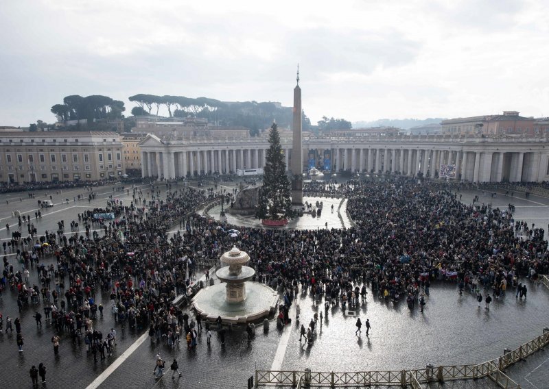 Vatikan umiruje biskupe nakon odobrenja blagoslova istospolnim partnerima