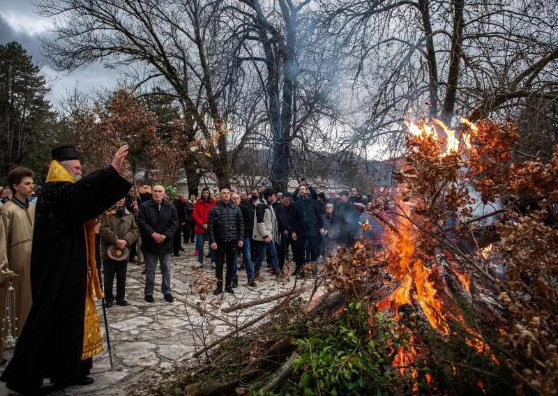 Trostruko podijeljeni pravoslavni vjernici u Crnoj Gori slave Badnji dan
