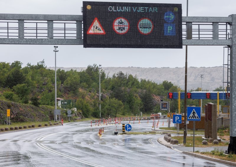 Vjetar stvara probleme: U prekidu brojne brodske linije, zabrane na Jadranskoj magistrali i autocesti A7