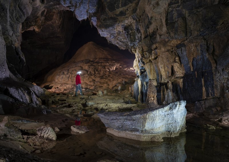 Tročlana obitelj i dva turistička vodiča zarobljeni na 2400 metara spilje u Sloveniji