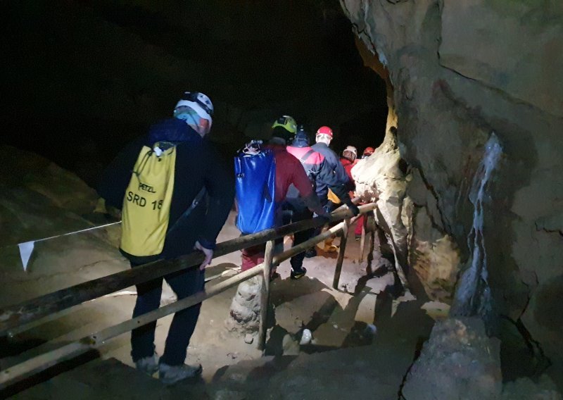 Obitelj i vodiči još uvijek zarobljeni u špilji, čeka se pad vodostaja