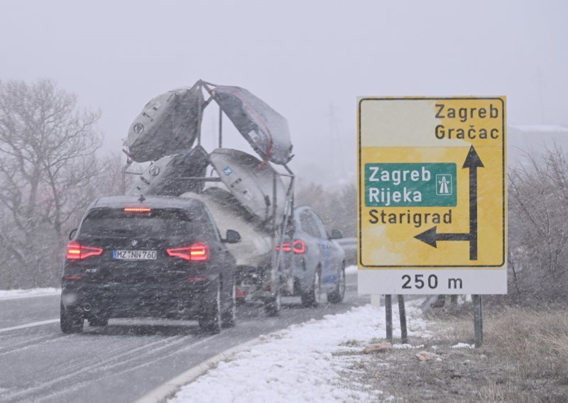 U unutrašnjosti pretežno oblačno s temperaturama ispod nule, ponegdje slab snijeg