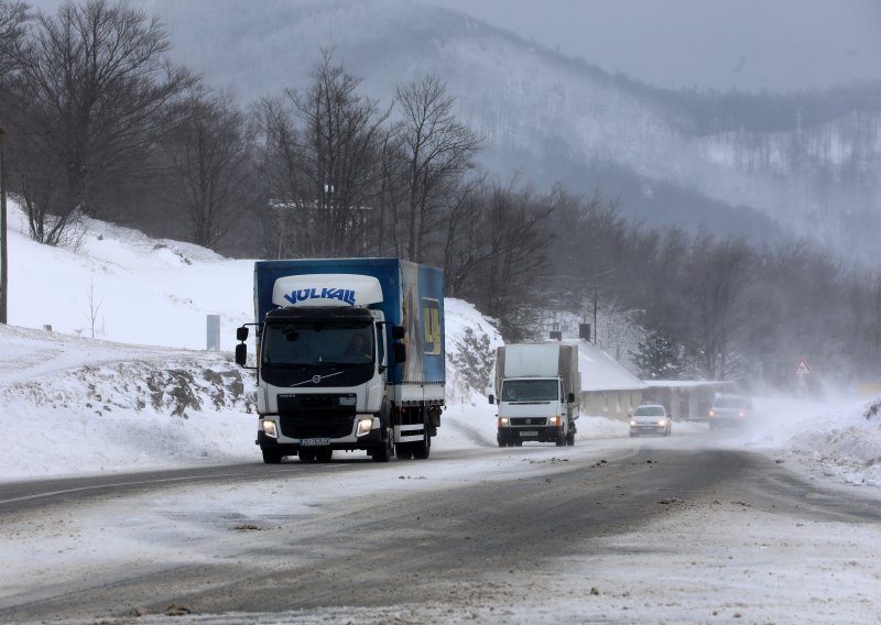 Dio A1 i dalje zatvoren zbog olujne bure, A6 otvorena samo za osobna vozila