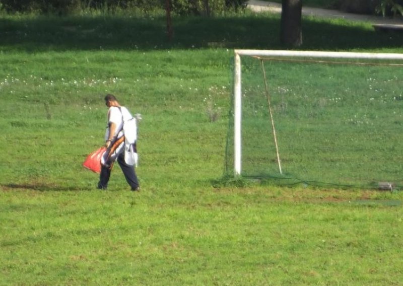 Čačić u zatvoru vježba golf, možda je upadljivo, ali je po zakonu