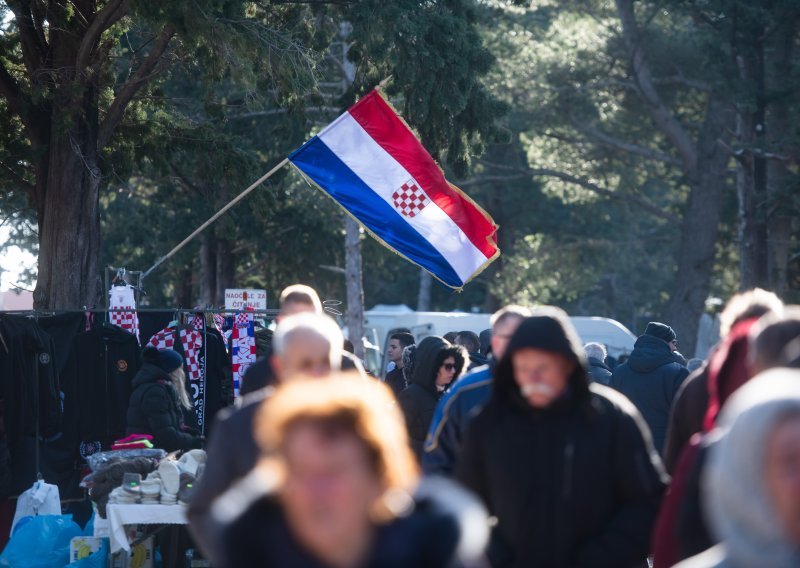 Od ustaških simbola preko čudotvornih preparata do ekipe koja ne spava šest dana: Benkovački sajam je sve!