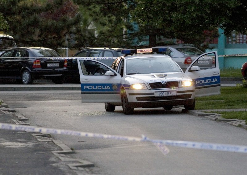 Trojac lažnih policajaca opljačkao zlatara