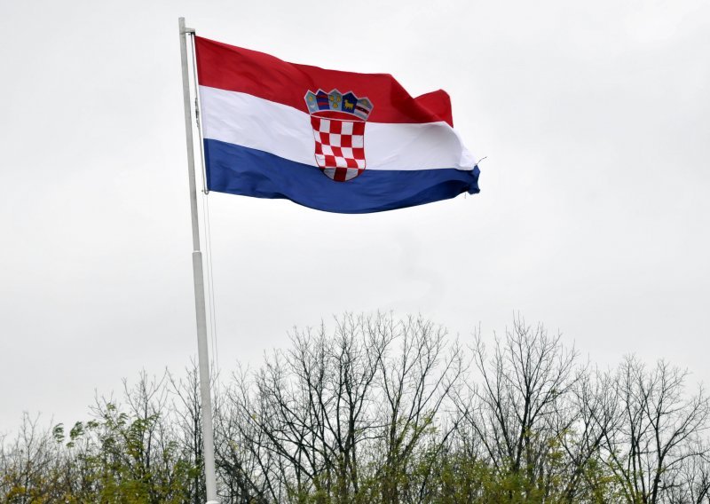 Uhićen zbog trganja i gaženja hrvatske zastave te pozivanja na mržnju