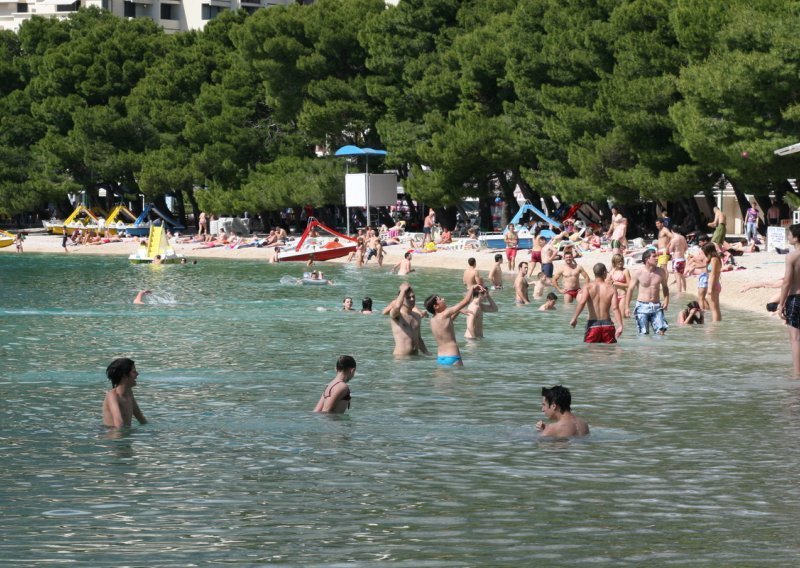 Zbog orgija na plaži prodaje apartmane i vraća se u Australiju