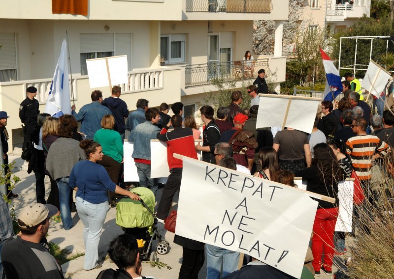 Radnici Jadrankamena pred kućama direktora