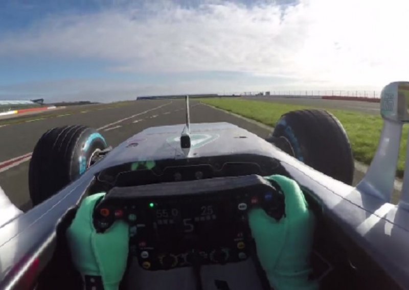 Odlična snimka Rosberga s novim Mercedesom na stazi!