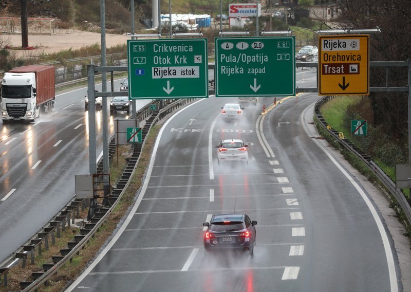 HAK upozorava: Kolnici su vlažni i skliski, moguća poledica