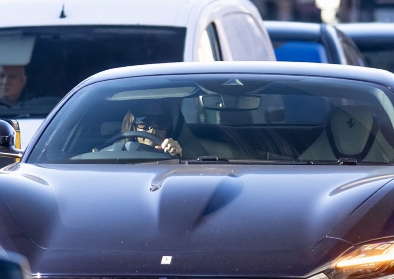 Jednostavno voli luksuz: Victoria Beckham iz Rolls-Roycea uskočila u Ferrari