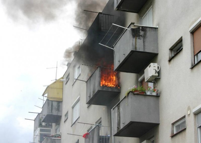Izgorio balkon stana u Požegi