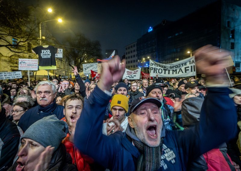 Izmjenama zakona ublažavaju se kazne za korupciju, deseci tisuća na ulicama