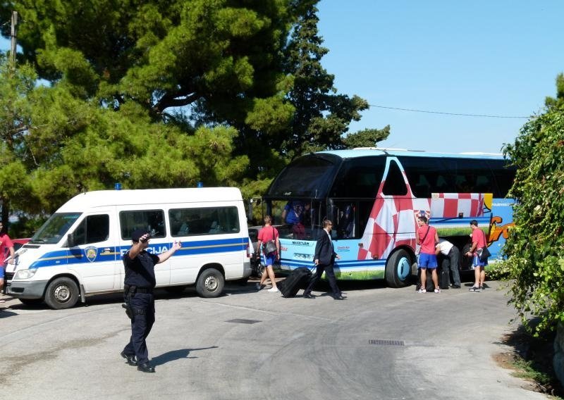 Djevojčicu od 12 godina vozač izbacio iz Croatia Busa