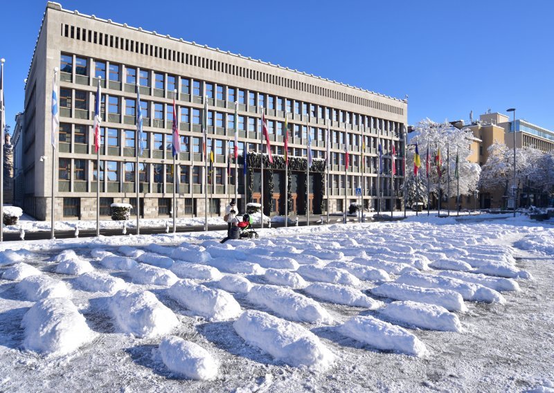 Slovenci zbunjeni: Tko je postavio snježne lijesove pred parlament?
