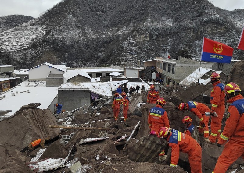 U odronu u Kini dvoje mrtvih: 'Planina se upravo urušila, deseci su zatrpani'