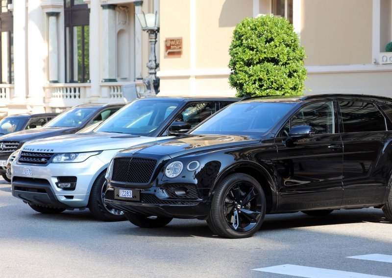 Automobili su sve širi, postali su toliko napuhani da ih je polovica preširoka za parking