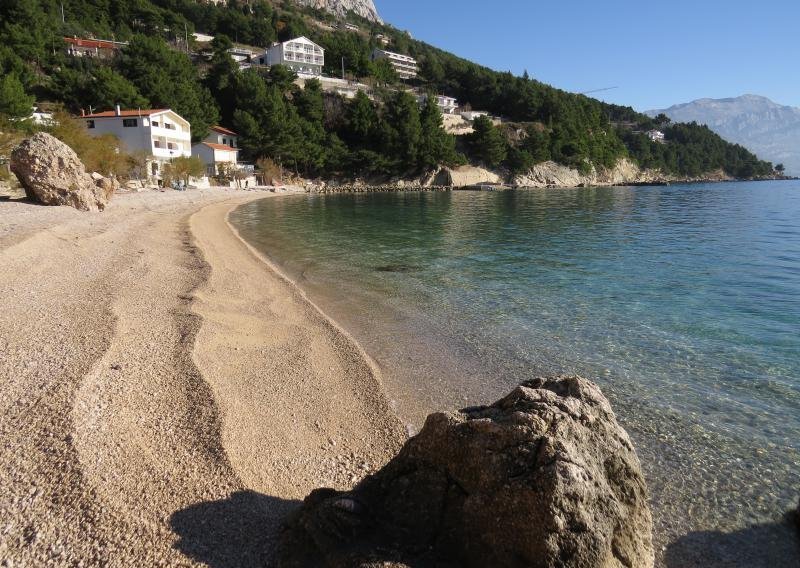 Našli brodicu i na njoj psa, tijelo vlasnika nađeno na plaži